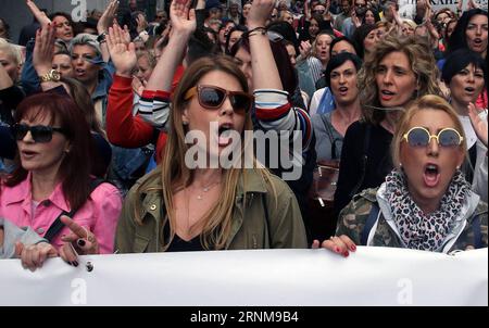 (170517) -- ATHÈNES, 17 mai 2017 -- des gens participent à une manifestation pour protester contre les mesures d'austérité à Athènes, en Grèce, le 17 mai 2017. La Grèce a été frappée mercredi par une nouvelle grève générale de 24 heures contre le nouveau cycle de mesures d'austérité que le gouvernement a déposé au Parlement pour vote dans le but de clore l'examen en cours du plan de sauvetage et d'obtenir une aide supplémentaire de la part des prêteurs internationaux. GRÈCE-ATHÈNES-GRÈVE GÉNÉRALE MariosxLolos PUBLICATIONxNOTxINxCHN Athènes 17 2017 mai des célébrités participent à une manifestation pour protester contre les mesures d'austérité à Athènes en Grèce LE 17 201 mai Banque D'Images