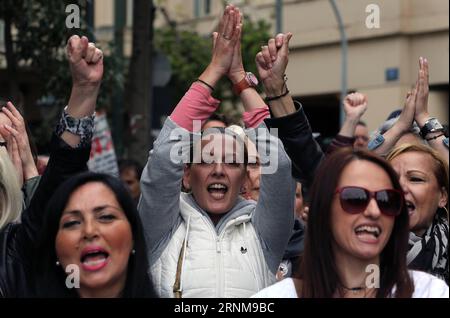 (170517) -- ATHÈNES, 17 mai 2017 -- des gens participent à une manifestation pour protester contre les mesures d'austérité à Athènes, en Grèce, le 17 mai 2017. La Grèce a été frappée mercredi par une nouvelle grève générale de 24 heures contre le nouveau cycle de mesures d'austérité que le gouvernement a déposé au Parlement pour vote dans le but de clore l'examen en cours du plan de sauvetage et d'obtenir une aide supplémentaire de la part des prêteurs internationaux. GRÈCE-ATHÈNES-GRÈVE GÉNÉRALE MariosxLolos PUBLICATIONxNOTxINxCHN Athènes 17 2017 mai des célébrités participent à une manifestation pour protester contre les mesures d'austérité à Athènes en Grèce LE 17 201 mai Banque D'Images
