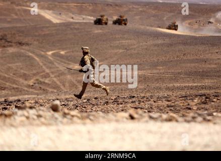 (170517) -- AMMAN, le 17 mai 2017 -- Un soldat participe à l exercice militaire Eager Lion dans le désert d Eshidiya près de la frontière jordanienne avec l Arabie saoudite, le 17 mai 2017. Eager Lion est un exercice conjoint annuel qui a lieu en Jordanie depuis 2011. Pour cette année, il s'est concentré sur les priorités opérationnelles militaires actuelles et sur le terrain, la lutte contre le terrorisme et les techniques de guerre modernes. JORDAN-ESHIDIYA DESERT- EAGER LION -EXERCICE MILITAIRE MohammadxAbuxGhosh PUBLICATIONxNOTxINxCHN Amman Mai 17 2017 un soldat prend part à l'EXERCICE militaire Eager Lion dans le désert près de la frontière Jordanie S avec l'Arabie Saoudite SUR M Banque D'Images