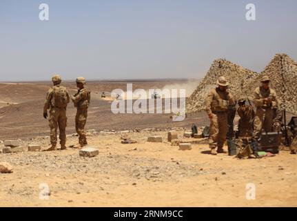 (170517) -- AMMAN, le 17 mai 2017 -- des soldats prennent part à l exercice militaire Eager Lion dans le désert d Eshidiya près de la frontière jordanienne avec l Arabie saoudite, le 17 mai 2017. Eager Lion est un exercice conjoint annuel qui a lieu en Jordanie depuis 2011. Pour cette année, il s'est concentré sur les priorités opérationnelles militaires actuelles et sur le terrain, la lutte contre le terrorisme et les techniques de guerre modernes. JORDAN-ESHIDIYA DESERT- EAGER LION -EXERCICE MILITAIRE MohammadxAbuxGhosh PUBLICATIONxNOTxINxCHN Amman Mai 17 2017 des soldats prennent part à l'EXERCICE militaire Eager Lion dans le désert près de la frontière jordanienne S avec l'Arabie Saoudite LE 1 mai Banque D'Images