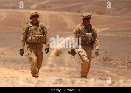 (170517) -- AMMAN, le 17 mai 2017 -- des soldats prennent part à l exercice militaire Eager Lion dans le désert d Eshidiya près de la frontière jordanienne avec l Arabie saoudite, le 17 mai 2017. Eager Lion est un exercice conjoint annuel qui a lieu en Jordanie depuis 2011. Pour cette année, il s'est concentré sur les priorités opérationnelles militaires actuelles et sur le terrain, la lutte contre le terrorisme et les techniques de guerre modernes. JORDAN-ESHIDIYA DESERT- EAGER LION -EXERCICE MILITAIRE MohammadxAbuxGhosh PUBLICATIONxNOTxINxCHN Amman Mai 17 2017 des soldats prennent part à l'EXERCICE militaire Eager Lion dans le désert près de la frontière jordanienne S avec l'Arabie Saoudite LE 1 mai Banque D'Images