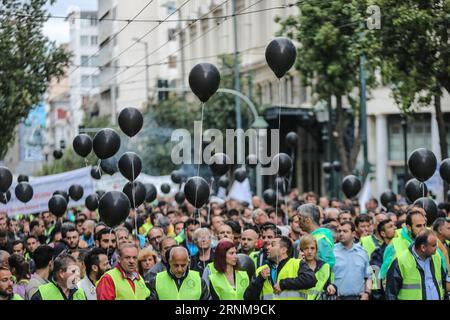 (170517) -- ATHÈNES, le 17 mai 2017 -- des membres du personnel en uniforme protestent contre les mesures d'austérité à Athènes, Grèce, le 17 mai 2017. La Grèce a été frappée mercredi par une nouvelle grève générale de 24 heures contre le nouveau cycle de mesures d'austérité que le gouvernement a déposé au Parlement pour vote dans le but de clore l'examen en cours du plan de sauvetage et d'obtenir une aide supplémentaire de la part des prêteurs internationaux. GRÈCE-ATHÈNES-PROTESTATION-MESURES D'AUSTÉRITÉ LefterisxPartsalis PUBLICATIONxNOTxINxCHN Athènes Mai 17 2017 des membres du personnel en uniforme protestent contre les mesures d'austérité à Athènes Grèce LE 17 2017 mai Grèce ce qui a frappé Banque D'Images