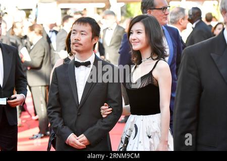 (170517) -- CANNES (FRANCE), le 17 mai 2017 -- l'actrice chinoise Yang Zishan (droite) et le réalisateur chinois Li Ruijun posent sur le tapis rouge lors de l'ouverture du 70e Festival International du film de Cannes à Cannes, France, le 17 mai 2017. Le 70e Festival International du film de Cannes se tient du 17 au 28 mai. ) FRANCE-CANNES-70E FESTIVAL INTERNATIONAL DU FILM DE CANNES-OUVERTURE-TAPIS ROUGE ChenxYichen PUBLICATIONxNOTxINxCHN Cannes France Mai 17 2017 l'actrice chinoise Yang Zishan r et le réalisateur chinois ont quitté Ruijun posent SUR le tapis rouge LORS DE l'ouverture du 70e Festival international du film de Cannes à Cannes Banque D'Images