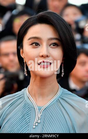 (170517) -- CANNES (FRANCE), le 17 mai 2017 -- membre du jury du 70e Festival International du film de Cannes, l'actrice chinoise Fan Bingbing pose sur le tapis rouge lors de l'ouverture du 70e Festival International du film de Cannes à Cannes, France, le 17 mai 2017. Le 70e Festival International du film de Cannes se tient du 17 au 28 mai. ) FRANCE-CANNES-70E FESTIVAL INTERNATIONAL DU FILM DE CANNES-OUVERTURE-TAPIS ROUGE ChenxYichen PUBLICATIONxNOTxINxCHN Cannes France Mai 17 2017 membre du jury du 70e Festival international du film de Cannes l'actrice chinoise supporter Bing Bing pose SUR le tapis rouge À l'OPE Banque D'Images