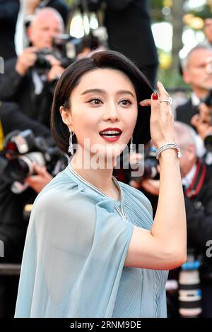 (170517) -- CANNES (FRANCE), le 17 mai 2017 -- membre du jury du 70e Festival International du film de Cannes, l'actrice chinoise Fan Bingbing pose sur le tapis rouge lors de l'ouverture du 70e Festival International du film de Cannes à Cannes, France, le 17 mai 2017. Le 70e Festival International du film de Cannes se tient du 17 au 28 mai. ) FRANCE-CANNES-70E FESTIVAL INTERNATIONAL DU FILM DE CANNES-OUVERTURE-TAPIS ROUGE ChenxYichen PUBLICATIONxNOTxINxCHN Cannes France Mai 17 2017 membre du jury du 70e Festival international du film de Cannes l'actrice chinoise supporter Bing Bing pose SUR le tapis rouge À l'OPE Banque D'Images