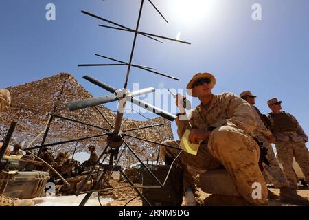 (170517) -- AMMAN, le 17 mai 2017 -- des soldats prennent part à l exercice militaire Eager Lion dans le désert d Eshidiya près de la frontière jordanienne avec l Arabie saoudite, le 17 mai 2017. Eager Lion est un exercice conjoint annuel qui a lieu en Jordanie depuis 2011. Pour cette année, il s'est concentré sur les priorités opérationnelles militaires actuelles et sur le terrain, la lutte contre le terrorisme et les techniques de guerre modernes. JORDAN-ESHIDIYA DESERT- EAGER LION -EXERCICE MILITAIRE MohammadxAbuxGhosh PUBLICATIONxNOTxINxCHN Amman Mai 17 2017 des soldats prennent part à l'EXERCICE militaire Eager Lion dans le désert près de la frontière jordanienne S avec l'Arabie Saoudite LE 1 mai Banque D'Images