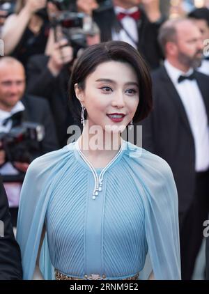 (170517) -- CANNES (FRANCE), le 17 mai 2017 -- membre du jury du 70e Festival International du film de Cannes, l'actrice chinoise Fan Bingbing pose sur le tapis rouge lors de l'ouverture du 70e Festival International du film de Cannes à Cannes, France, le 17 mai 2017. Le 70e Festival International du film de Cannes se tient du 17 au 28 mai. ) FRANCE-CANNES-70E FESTIVAL INTERNATIONAL DU FILM DE CANNES-OUVERTURE-TAPIS ROUGE XuxJinquan PUBLICATIONxNOTxINxCHN Cannes France Mai 17 2017 membre du jury du 70e Festival international du film de Cannes l'actrice chinoise supporter Bing Bing pose SUR le tapis rouge À l'Open Banque D'Images