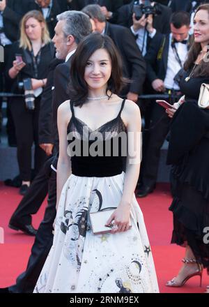 (170517) -- CANNES (FRANCE), le 17 mai 2017 -- l'actrice chinoise Yang Zishan pose sur le tapis rouge lors de l'ouverture du 70e Festival international du film de Cannes à Cannes, France, le 17 mai 2017. Le 70e Festival International du film de Cannes se tient du 17 au 28 mai. ) FRANCE-CANNES-70E FESTIVAL INTERNATIONAL DU FILM DE CANNES-OUVERTURE-TAPIS ROUGE XuxJinquan PUBLICATIONxNOTxINxCHN Cannes France Mai 17 2017 l'actrice chinoise Yang Zishan pose SUR le tapis rouge LORS de l'ouverture du 70e Festival International du film de Cannes à Cannes France LE 17 2017 mai, le 70e Festival International du film de Cannes EST Banque D'Images