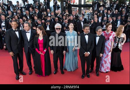 (170517) -- CANNES (FRANCE), le 17 mai 2017 -- membre du jury du 70e Festival International du film de Cannes, l'actrice chinoise Fan Bingbing (C) pose sur le tapis rouge lors de l'ouverture du 70e Festival International du film de Cannes à Cannes, France, le 17 mai 2017. Le 70e Festival International du film de Cannes se tient du 17 au 28 mai. ) FRANCE-CANNES-70E FESTIVAL INTERNATIONAL DU FILM DE CANNES-OUVERTURE-TAPIS ROUGE XuxJinquan PUBLICATIONxNOTxINxCHN Cannes France Mai 17 2017 membre du jury du 70e Festival international du film de Cannes l'actrice chinoise supporter Bing Bing C pose SUR le tapis rouge AU TH Banque D'Images