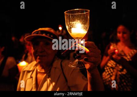(170518) -- CARACAS, le 18 mai 2017 -- une personne tient une bougie lors d'un rassemblement à la mémoire des personnes décédées lors de manifestations à Caracas, Venezuela, le 17 mai 2017. Le procureur général du Venezuela a confirmé mercredi la mort d'un jeune de 15 ans, portant le nombre total de morts lors des manifestations dans le pays à 43 depuis avril 1. ) (Da) (fnc) (zw) VENEZUELA-CARACAS-SOCIETY-PROTEST BorisxVergara PUBLICATIONxNOTxINxCHN Caracas Mai 18 2017 une personne tient une bougie dans un rassemblement à la mémoire des célébrités décédées lors d'une manifestation à Caracas Venezuela LE 17 2017 mai Venezuela LE procureur général S confirmé Banque D'Images