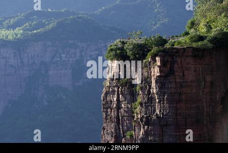 (170518) -- ZHENGZHOU, 18 mai 2017 -- les touristes profitent des paysages d'une plate-forme touristique dans le village de Guoliang à Huixian, province centrale du Henan, le 17 mai 2017. Le couloir de la falaise de Guoliang est une route de 1 250 mètres de long construite le long de la falaise. La construction de cette route miraculeuse a duré cinq ans, de 1972 à 1977, et a été construite purement à la main par les villageois du village de Guoliang. Grâce à cette route, les villageois ici rejettent la pauvreté. ) (lfj) CHINA-HENAN-GOUOLIANG VILLAGE-FALAISE ROAD (CN) ZhuxXiang PUBLICATIONxNOTxINxCHN Zhengzhou Mai 18 2017 les touristes profitent du paysage À une plate-forme touristique à Banque D'Images