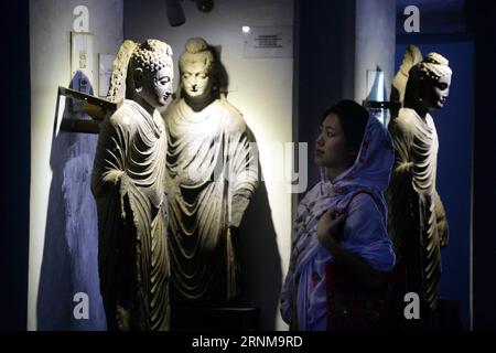 (170518) -- PESHAWAR, 18 mai 2017 -- Une femme regarde une statue de Bouddha lors de la Journée internationale des musées dans un musée du nord-ouest du Pakistan, Peshawar, le 18 mai 2017. La Journée internationale des musées est l'occasion de sensibiliser à l'importance des musées pour le développement de la société. Cette année, l’événement célébrera le thème Musées et histoires contestées : dire l’indicible dans les musées. )(rh) PAKISTAN-PESHAWAR-MUSEUM UmarxQayyum PUBLICATIONxNOTxINxCHN Peshawar mai 18 2017 une femme regarde une statue de Bouddha LORS DE la Journée internationale des musées DANS un musée du nord-ouest du Pakistan S Peshawar LE 18 mai Banque D'Images