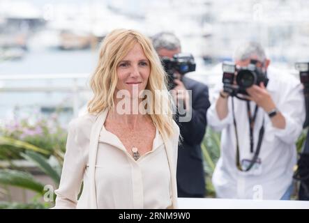 (170518) -- CANNES, le 18 mai 2017 -- la présidente de la caméra d or jury Sandrine Kiberlain assiste à un photocall au 70e Festival International du film de Cannes à Cannes, France, le 18 mai 2017. )(zcc) FRANCE-CANNES-70E FESTIVAL DE CANNES-CAMERA D OU JURY-PHOTOCALL XuxJinquan PUBLICATIONxNOTxINxCHN Cannes Mai 18 2017 la Présidente de la Camera D ou jury Sandrine Kiberlain assiste à une conférence photo AU 70e Festival International du film de Cannes à Cannes France LE 18 2017 mai ZCC France Cannes 70e Festival de Cannes caméra D. ou jury photo appelez XuxJinquan PUBLICATIONxNOTxINxCHN Banque D'Images