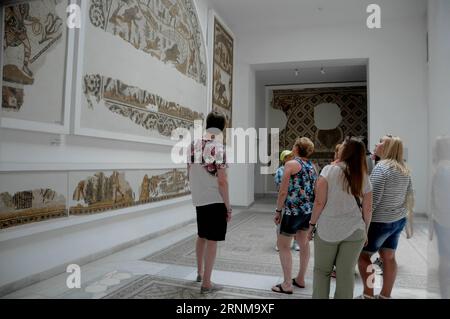 (170518) -- TUNIS, le 18 mai 2017 -- les touristes visitent le Musée national du Bardo à l'occasion de la Journée internationale des musées à Tunis, capitale de la Tunisie, le 18 mai 2017. La Journée internationale des musées est l'occasion de sensibiliser à l'importance des musées pour le développement de la société. Cette année, l'événement célébrera le thème Musées et histoires contestées : dire l'indicible dans les musées. (rh) TUNISIE-TUNIS-MUSÉE AdelexEzzine PUBLICATIONxNOTxINxCHN Tunis 18 2017 mai les touristes visitent le Musée National du Bardo À L'OCCASION DE la Journée internationale des musées à Tunis capitale tunisienne LE 18 2017 mai International Banque D'Images