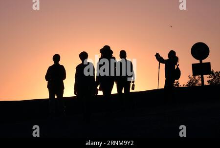 (170518) -- ZHENGZHOU, 18 mai 2017 -- les touristes regardent le paysage du lever du soleil sur une plate-forme touristique dans le village de Guoliang, Huixian, province du Henan en Chine centrale, le 17 mai 2017. Le couloir de la falaise de Guoliang est une route de 1 250 mètres de long construite le long de la falaise. La construction de cette route miraculeuse a duré cinq ans, de 1972 à 1977, et a été construite purement à la main par les villageois du village de Guoliang. Grâce à cette route, les villageois ici rejettent la pauvreté. ) (lfj) CHINA-HENAN-GOUOLIANG VILLAGE-FALAISE ROAD (CN) ZhuxXiang PUBLICATIONxNOTxINxCHN Zhengzhou Mai 18 2017 touristes regarder le paysage du lever du soleil Banque D'Images