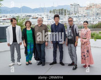 (170518) -- CANNES, 18 mai 2017 -- les acteurs du film Mugen no junin posent pour un photocall lors du 70e Festival de Cannes à Cannes, France, le 18 mai 2017. )(zcc) FRANCE-CANNES-70E FESTIVAL DE CANNES-MUGEN NO JUNIN-PHOTOCALL XuxJinquan PUBLICATIONxNOTxINxCHN Cannes Mai 18 2017 les acteurs du film Mugen No Junin posent pour un appel photo lors du 70e Festival de Cannes à Cannes France LE 18 2017 mai ZCC France Cannes 70e Festival de Cannes Mugen No Junin photo appelez XuxJinquan PUBLICATIONxNOTxINxCHN Banque D'Images