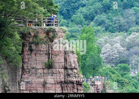 (170518) -- ZHENGZHOU, 18 mai 2017 -- les touristes profitent des paysages d'une plate-forme touristique dans le village de Guoliang, Huixian, province du Henan en Chine centrale, le 17 mai 2017. Le couloir de la falaise de Guoliang est une route de 1 250 mètres de long construite le long de la falaise. La construction de cette route miraculeuse a duré cinq ans, de 1972 à 1977, et a été construite purement à la main par les villageois du village de Guoliang. Grâce à cette route, les villageois ici rejettent la pauvreté. ) (lfj) CHINA-HENAN-GOUOLIANG VILLAGE-FALAISE ROAD (CN) LixBo PUBLICATIONxNOTxINxCHN Zhengzhou Mai 18 2017 les touristes profitent des paysages SUR une plate-forme touristique à Guoli Banque D'Images