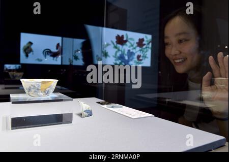 (170518) -- JINAN, 18 mai 2017 -- Un visiteur regarde des articles en porcelaine exposés au Musée du Shandong à Jinan, capitale de la province du Shandong de l est de la Chine, le 18 mai 2017. Jeudi marque la Journée internationale des musées. ) (Zwx) CHINA-INTERNATIONAL MUSEUM DAY (CN) GuoxXulei PUBLICATIONxNOTxINxCHN Jinan 18 2017 mai a Visitor montres articles en porcelaine exposés AU Musée Shan Dong dans la capitale de Jinan de la Chine orientale S Shan Dong province le jeudi 18 2017 mai marque la Journée internationale des musées zwx Chine Journée internationale des musées CN GuoxXulei PUBLICATIONxNOTxINxCHN Banque D'Images