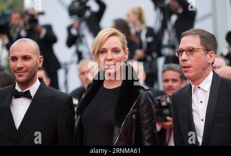 (170518) -- CANNES, le 18 mai 2017 -- (de R à L) l'acteur français Reda Kateb, l'actrice américaine et présidente du jury de la sélection de films un certain regard Uma Thurman et le réalisateur égyptien Mohammed Diab posent sur le tapis rouge pour la projection du film Loveless en compétition au 70e Festival International du film de Cannes à Cannes, France, le 18 mai 2017. FRANCE-CANNES-FILM FESTIVAL-LOVELESS XuxJinquan PUBLICATIONxNOTxINxCHN Cannes Mai 18 2017 de r à l acteur français Reda Kateb U S actrice et présidente du jury de sélection de films un certain regard Uma Thurman et le réalisateur égyptien Mohammed Diab pose Banque D'Images