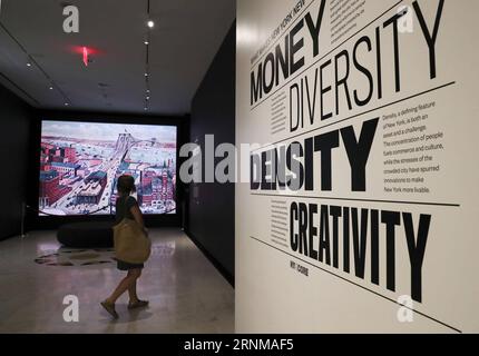 (170519) -- NEW YORK, le 19 mai 2017 -- Une femme visite le Musée de la ville de New York à New York, États-Unis, le 18 mai 2017. Fondé en 1923 en tant que société privée à but non lucratif, le Musée présente au public le caractère distinctif de la ville, en particulier son patrimoine de diversité, de possibilités et de transformation perpétuelle. La collection du Musée contient actuellement environ 750 000 objets, dont des estampes, des photographies, des arts décoratifs, des costumes, peintures, sculptures, jouets et souvenirs théâtraux. )(zhf) U.S.-NEW YORK-MUSEUM WangxYing PUBLICATIONxNOTxINxCHN Nouveau Banque D'Images