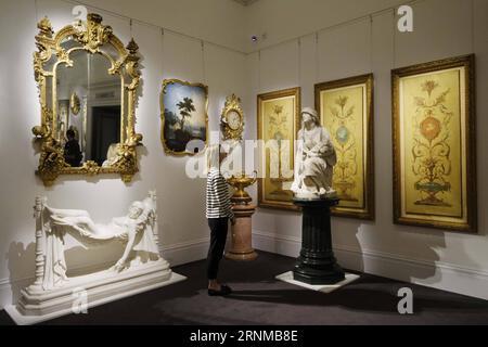 (170520) -- LONDRES, le 20 mai 2017 -- Un membre du personnel de Sotheby s voit une collection d'objets de la maison Belgravia de Lord Ballyedmond présentée dans la vente aux enchères Sotheby s qui rappelle la maison de ville aristocratique de Londres à Londres, en Grande-Bretagne, le 19 mai 2017.) (gj) BRITAIN-LONDON-SOTHEBY S-THE BALLYEDMOND COLLECTION RayxTang PUBLICATIONxNOTxINxCHN Londres Mai 20 2017 un membre du personnel de Sotheby S voit une collection d'objets de la maison Belgravia de Lord présentée dans la vente de maison de vente Sotheby S qui rappellent l'aristocratique London Town House à Londres en Grande-Bretagne LE 19 2017 mai GJ Brit Banque D'Images