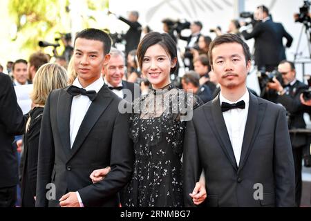 (170520) -- CANNES, 20 mai 2017 -- l'acteur chinois Yin Fang, l'actrice Yang Zishan et le réalisateur Li Ruijun (de gauche à droite), posent pour des photos sur le tapis rouge pour la projection du film 120 BPM (120 battements par minute) en compétition au 70e Festival de Cannes, France, le 20 mai 2017. FRANCE-CANNES-70E FESTIVAL DU FILM DE CANNES-120 BPM-TAPIS ROUGE ChenxYichen PUBLICATIONxNOTxINxCHN Cannes Mai 20 2017 l'acteur chinois Yin Fang l'actrice Yang Zishan et le réalisateur ont quitté Ruijun de gauche à r posent pour des photos SUR le tapis rouge pour la projection du film 120 BPM 120 battements par minutes dans Competitio Banque D'Images