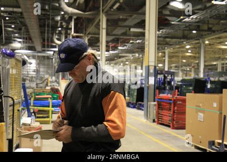 (170520) -- NEW YORK, 20 mai 2017 -- une photo prise le 7 octobre 2016 montre un travailleur enregistrant les données dans la nouvelle usine de Fuyao Glass America à Moraine, Ohio, États-Unis. Fuyao est l'un des plus grands fabricants de verre automobile au monde et détient une part de marché de 22 % aux États-Unis. Son investissement dans Moraine est le plus important investissement chinois de l'histoire de l'Ohio et le huitième investissement étranger direct aux États-Unis au cours de la dernière décennie. Plus de 2 000 personnes travaillent à Fuyao s près de 470 000 mètres carrés usine de fabrication de verre. Investissement direct étranger (IDE) entre C Banque D'Images