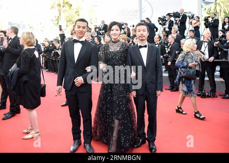 (170520) -- CANNES, 20 mai 2017 -- l'acteur chinois Yin Fang, l'actrice Yang Zishan et le réalisateur Li Ruijun (de gauche à droite), posent pour des photos sur le tapis rouge pour la projection du film 120 BPM (120 battements par minute) en compétition au 70e Festival de Cannes, France, le 20 mai 2017. FRANCE-CANNES-70E FESTIVAL DU FILM DE CANNES-120 BPM-TAPIS ROUGE ChenxYichen PUBLICATIONxNOTxINxCHN Cannes Mai 20 2017 l'acteur chinois Yin Fang l'actrice Yang Zishan et le réalisateur ont quitté Ruijun de gauche à r posent pour des photos SUR le tapis rouge pour la projection du film 120 BPM 120 battements par minutes dans Competitio Banque D'Images