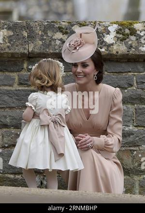 (170520) -- ENGLEFIELD (GRANDE-BRETAGNE), 20 mai 2017 () -- Catherine, duchesse de Cambridge, s'entretient avec sa fille la princesse Charlotte de Cambridge après le mariage de Pippa Middleton et James Matthews à St. Église de Mark à Englefield, Grande-Bretagne, le 20 mai 2017. Pippa Middleton, la sœur de Catherine, duchesse de Cambridge, a épousé James Matthews samedi. () -UK OUT- BRITAIN-ENGLEFIELD-PIPPA MIDDLETOWN-JAMES MATTHEWS-WEDDING Xinhua PUBLICATIONxNOTxINxCHN Englefield Grande-Bretagne Mai 20 2017 Catherine la duchesse de Cambridge parle avec sa fille la princesse Charlotte de Cambridge après Th Banque D'Images