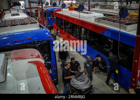 (170520) -- NEW YORK, 20 mai 2017 -- une photo prise le 23 septembre 2016 montre des personnes travaillant dans une usine de véhicules électriques BYD à Lancaster, en Californie, aux États-Unis. Le constructeur automobile chinois BYD s usine de véhicules autocars et autobus à Lancaster, qui couvre huit mille mètres carrés et est en mesure de livrer trois cents véhicules zéro émission chaque année, a déjà employé plus de trois cents personnes pour la production et le service à la clientèle. BYD a annoncé en septembre 2016 qu'elle allait agrandir son usine de véhicules électriques dans la ville américaine de Lancaster dans le sud de la Californie, triplant la taille de sa fa Banque D'Images