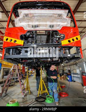 (170520) -- NEW YORK, 20 mai 2017 -- une photo prise le 23 septembre 2016 montre des personnes travaillant dans une usine de véhicules électriques BYD à Lancaster, en Californie, aux États-Unis. Le constructeur automobile chinois BYD s usine de véhicules autocars et autobus à Lancaster, qui couvre huit mille mètres carrés et est en mesure de livrer trois cents véhicules zéro émission chaque année, a déjà employé plus de trois cents personnes pour la production et le service à la clientèle. BYD a annoncé en septembre 2016 qu'elle allait agrandir son usine de véhicules électriques dans la ville américaine de Lancaster dans le sud de la Californie, triplant la taille de sa fa Banque D'Images