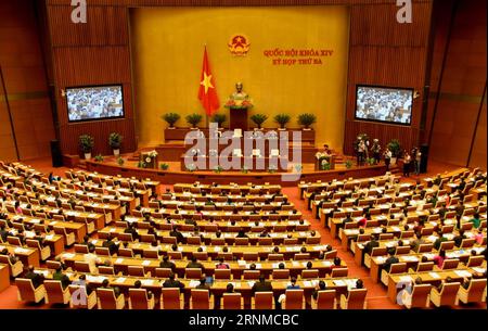 (170522) -- HANOI, 22 mai 2017 -- une photo prise le 22 mai 2017 montre la cérémonie d'ouverture de la troisième session de la 14e Assemblée nationale du Vietnam à Hanoi, Vietnam. Le gouvernement vietnamien est déterminé à atteindre l'objectif de 6,7 pour cent de croissance économique fixé pour cette année, le vice-premier ministre permanent vietnamien a déclaré ici lundi lorsque la législature supérieure du pays s'est réunie. (Jmmn) VIETNAM-HANOI-ASSEMBLÉE NATIONALE-RÉUNION TranxNguyenxDuc PUBLICATIONxNOTxINxCHN Hanoi Mai 22 2017 photo prise LE 22 2017 mai montre la cérémonie d'ouverture de la troisième session du 14e AS national du Vietnam Banque D'Images