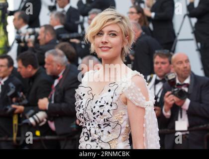 (170521) -- CANNES, 21 mai 2017 -- l'actrice américaine Greta Gerwig pose sur le tapis rouge pour la projection du film The Meyerowitz Stories en compétition au 70e Festival International du film de Cannes à Cannes, France, le 21 mai 2017.) FRANCE-CANNES-FILM FESTIVAL- LES HISTOIRES DE MEYEROWITZ -TAPIS ROUGE XuxJinquan PUBLICATIONxNOTxINxCHN Cannes Mai 21 2017 l'actrice U S Greta Gerwig pose SUR le tapis Rouge pour la projection du film les histoires de Meyerowitz en compétition AU 70e Festival International du film de Cannes France LE 21 2017 mai France Cannes Festival du film The Meyerowitz Sto Banque D'Images