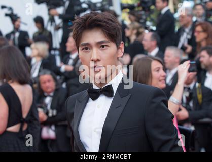 (170521) -- CANNES, 21 mai 2017 -- l'acteur chinois Jing Boran pose sur le tapis rouge pour la projection du film The Meyerowitz Stories en compétition au 70e Festival International du film de Cannes à Cannes, France, le 21 mai 2017.) FRANCE-CANNES-FILM FESTIVAL- LES HISTOIRES DE MEYEROWITZ -TAPIS ROUGE XuxJinquan PUBLICATIONxNOTxINxCHN Cannes Mai 21 2017 l'acteur chinois Jing Boran pose SUR le tapis rouge pour la projection du film les histoires de Meyerowitz en compétition AU 70e Festival International du film de Cannes à Cannes France LE 21 2017 mai France Cannes film Festival The Meyerowitz Stor Banque D'Images