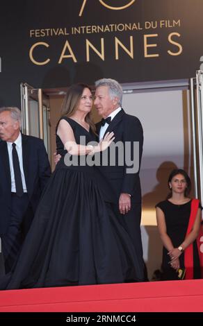 (170521) -- CANNES, 21 mai 2017 -- l'acteur américain Dustin Hoffman (à droite) et son épouse Lisa Hoffman posent sur le tapis rouge pour la projection du film The Meyerowitz Stories en compétition au 70e Festival International du film de Cannes à Cannes, France, le 21 mai 2017. FRANCE-CANNES-FILM FESTIVAL- LES HISTOIRES DE MEYEROWITZ -TAPIS ROUGE XuxJinquan PUBLICATIONxNOTxINxCHN Cannes Mai 21 2017 l'acteur Dustin Hoffman r et son épouse Lisa Hoffman posent SUR le tapis rouge pour la projection du film les histoires de Meyerowitz en compétition AU 70e Festival International du film de Cannes en France SUR Ma Banque D'Images