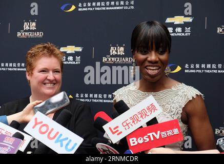 (170522) -- BEIJING, 22 mai 2017 -- la directrice musicale Theresa Rose Baker (à gauche) et l'actrice principale Carole Louise Stennett reçoivent des interviews lors de la conférence de presse de la comédie musicale The Bodyguard à Beijing, capitale de la Chine, le 22 mai 2017. La comédie musicale britannique basée sur le film The Bodyguard de 1992 sera mise en scène à Shanghai à la fin du mois de juin.) (zkr) CHINA-BEIJING-MUSICAL-BODYGUARD(CN) WeixHai PUBLICATIONxNOTxINxCHN Beijing Mai 22 2017 la directrice musicale Theresa Rose Baker l et l'actrice principale Carole Louise Stennett reçoivent des interviews À la conférence de presse de Stage musical The Bodyguard in Beijin Banque D'Images