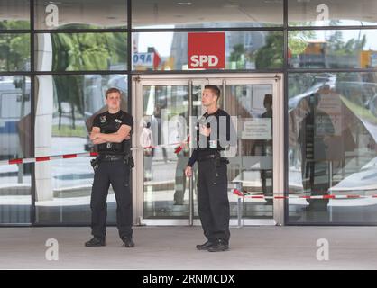 (170522) -- BERLIN, 22 mai 2017 -- deux policiers montent la garde devant le siège du Parti social-démocrate allemand à Berlin, capitale de l'Allemagne, le 22 mai 2017. Le siège du Parti social-démocrate (SPD) à Berlin a été évacué lundi après que des objets suspects aient été trouvés dans le bâtiment, a rapporté Focus Online, un média allemand. (dtf) ALLEMAGNE-BERLIN-SPD-ÉVACUATION ShanxYuqi PUBLICATIONxNOTxINxCHN Berlin Mai 22 2017 deux policiers montent la garde devant le siège du Parti social-démocrate d'Allemagne à Berlin capitale de l'Allemagne LE 22 2017 mai le siège de Th Banque D'Images