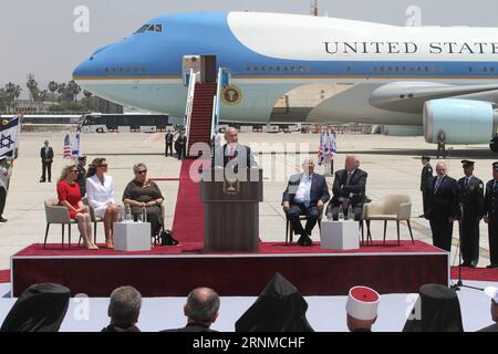 (170522) -- TEL AVIV, 22 mai 2017 -- le Premier ministre israélien Benjamin Netanyahu (C) prononce un discours lors de la cérémonie de bienvenue du président américain Donald Trump (sur la scène 1st R) à l'aéroport international Ben Gourion de tel Aviv, Israël, le 22 mai 2017. Trump est arrivé à l’aéroport Ben Gourion de tel Aviv, donnant le coup d’envoi à sa deuxième étape de la visite au Moyen-Orient en Israël et en Palestine.) (dtf) ISRAËL-TEL AVIV-TRUMP-VISIT GilxCohenxMagen PUBLICATIONxNOTxINxCHN tel Aviv Mai 22 2017 le Premier ministre israélien Benjamin Netanyahu C prononce un discours LORS DE la cérémonie de bienvenue du président américain Donald Trump SUR Sta Banque D'Images