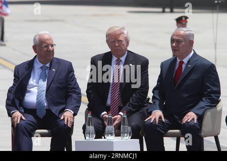 (170522) -- TEL AVIV, le 22 mai 2017 -- le président américain Donald Trump (C) et le Premier ministre israélien Benjamin Netanyahu (1e R) sont photographiés à l'aéroport international Ben Gourion de tel Aviv, Israël, le 22 mai 2017. Trump est arrivé à l’aéroport Ben Gourion de tel Aviv, donnant le coup d’envoi à sa deuxième étape de la visite au Moyen-Orient en Israël et en Palestine. (dtf) ISRAËL-TEL AVIV-TRUMP-VISIT GilxCohenxMagen PUBLICATIONxNOTxINxCHN tel Aviv Mai 22 2017 le président américain Donald Trump C et le Premier ministre israélien Benjamin Netanyahu 1e r sont photographiés À l'aéroport international Ben Gourion à tel Aviv Israël LE 22 2 mai Banque D'Images