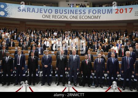 (170522) -- SARAJEVO, le 22 mai 2017 -- les participants écoutent l'hymne national de la Bosnie-Herzégovine (BiH) lors de la cérémonie d'ouverture du huitième Forum des affaires de Sarajevo (SBF) au Parlement à Sarajevo, BiH, le 22 mai 2017. Le huitième Sarajevo Business Forum (SBF) s'est ouvert ici lundi sur le thème d'une région, d'une économie. ) BOSNIE-HERZÉGOVINE-SARAJEVO-SARAJEVO BUSINESS FORUM HarisxMemija PUBLICATIONxNOTxINxCHN Sarajevo Mai 22 2017 participants listes à l'HYMNE national de Bosnie-Herzégovine BIH À la cérémonie d'ouverture du huitième Sarajevo Business Forum SBF A Banque D'Images