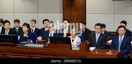 (170523) -- SÉOUL, 23 mai 2017 -- l'ancien président de la Corée du Sud, Park Geun-hye (2e L, front) et Choi Soon-sil (3e R, front), confident de longue date de Park, comparaissent devant le tribunal central du district de Séoul à Séoul, Corée du Sud, le 23 mai 2017. La présidente sud-coréenne évincée Park Geun-hye a comparu mardi devant un tribunal de Séoul pour sa première audience sur une série d'accusations de corruption. (zy) CORÉE DU SUD-SÉOUL-ANCIEN PRÉSIDENT-PREMIÈRE AUDITION POOLxKOREAxOUT PUBLICATIONxNOTxINxCHN Séoul Mai 23 2017 Corée du Sud S ancien président Park Geun hye 2nd l Front et Choi Soon SIL 3rd r Front Park S longue date confid Banque D'Images