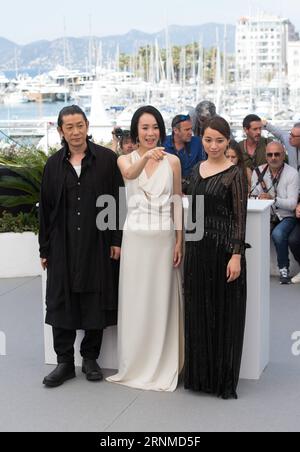 (170523) -- CANNES, 23 mai 2017 -- l'acteur Masatoshi Nagase, les actrices Misuzu Kanno et Atame Misaki (G-D) posent pour un photocall du film Hikari (Radiance) lors du 70e Festival de Cannes au Palais des Festivals de Cannes, France, le 23 mai 2017.) (dtf) FRANCE-CANNES-70E FESTIVAL DE CANNES-HIKARI XuxJinquan PUBLICATIONxNOTxINxCHN Cannes Mai 23 2017 l'acteur Masatoshi NAGASE les actrices Kanno et Atame Misaki l r posent pour un appel photo du film Hikari Radiance lors du 70e Festival de Cannes AU Palais des Festivals de Cannes France LE 23 2017 mai dtf France Cannes 70e Cannes Fi Banque D'Images