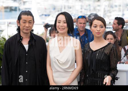 (170523) -- CANNES, 23 mai 2017 -- l'acteur Masatoshi Nagase, les actrices Misuzu Kanno et Atame Misaki (G-D) posent pour un photocall du film Hikari (Radiance) lors du 70e Festival de Cannes au Palais des Festivals de Cannes, France, le 23 mai 2017.) (dtf) FRANCE-CANNES-70E FESTIVAL DE CANNES-HIKARI XuxJinquan PUBLICATIONxNOTxINxCHN Cannes Mai 23 2017 l'acteur Masatoshi NAGASE les actrices Kanno et Atame Misaki l r posent pour un appel photo du film Hikari Radiance lors du 70e Festival de Cannes AU Palais des Festivals de Cannes France LE 23 2017 mai dtf France Cannes 70e Cannes Fi Banque D'Images