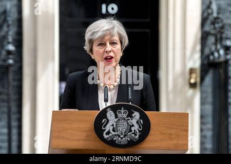 (170523) -- LONDRES, le 23 mai 2017 () -- la première ministre britannique Theresa May s'adresse aux médias à Downing Street après avoir présidé une réunion du comité de sécurité d'urgence de la Grande-Bretagne à la suite de l'attaque terroriste de Manchester à Londres, en Grande-Bretagne, le 23 mai 2017. La première ministre britannique Theresa May a déclaré que la police connaissait le nom de l’auteur de l’attentat suicide qui a tué 22 adultes et enfants et blessé 59 autres à Manchester. () -UK OUT- GRANDE-BRETAGNE-LONDRES-MANCHESTER ATTAQUE TERRORISTE-THERESA MAY Xinhua PUBLICATIONxNOTxINxCHN Londres Mai 23 2017 Grande-Bretagne les premiers ministres Theresa May s'adressent aux médias dans Downing Street Banque D'Images