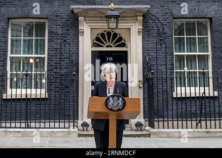 (170523) -- LONDRES, le 23 mai 2017 () -- la première ministre britannique Theresa May s'adresse aux médias à Downing Street après avoir présidé une réunion du comité de sécurité d'urgence de la Grande-Bretagne à la suite de l'attaque terroriste de Manchester à Londres, en Grande-Bretagne, le 23 mai 2017. La première ministre britannique Theresa May a déclaré que la police connaissait le nom de l’auteur de l’attentat suicide qui a tué 22 adultes et enfants et blessé 59 autres à Manchester. () -UK OUT- GRANDE-BRETAGNE-LONDRES-MANCHESTER ATTAQUE TERRORISTE-THERESA MAY Xinhua PUBLICATIONxNOTxINxCHN Londres Mai 23 2017 Grande-Bretagne les premiers ministres Theresa May s'adressent aux médias dans Downing Street Banque D'Images