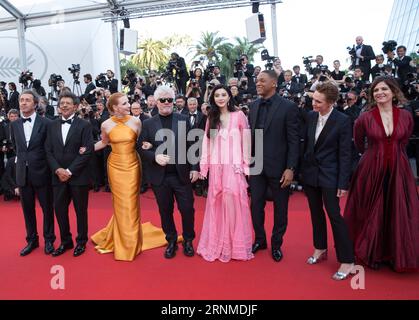 (170524) -- CANNES, le 24 mai 2017 -- membres du jury du 70e Festival International du film de Cannes Agnes Jaoui, Maren Ade, Will Smith, Fan Bingbing, Pedro Almodovar, Jessica Chastain, Gabriel Yared, Paolo Sorrentino (R-L) assistent à la cérémonie du 70e anniversaire du Festival de Cannes à Cannes, France, le 23 mai 2017. ) (Jmmn) FRANCE-CANNES-FILM FESTIVAL-70E ANNIVERSAIRE-TAPIS ROUGE XuxJinquan PUBLICATIONxNOTxINxCHN Cannes Mai 24 2017 membres du jury du 70e Festival International du film de Cannes Agnes Jaoui Maren ADE Will Smith supporter Bing Bing Pedro Almodovar Jessica Chastain Gabriel Yared Pao Banque D'Images