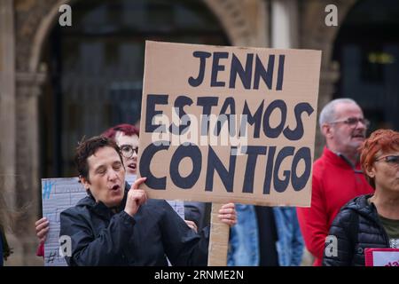 Gijon, Espagne. 01 septembre 2023. Gijon, Espagne, 1 septembre 2023 : une fille tient la bannière "Jenni nous sommes avec vous" soutenant le joueur de l'équipe nationale espagnole lors de la concentration contre Luis Rubiales, le 1 septembre 2023, à Gijón, Espagne. (Photo Alberto Brevers/Pacific Press) crédit : Pacific Press Media production Corp./Alamy Live News Banque D'Images