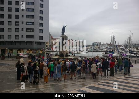 Gijon, Espagne. 01 septembre 2023. Gijon, Espagne, 1 septembre 2023 : vue des cinquante personnes qui se sont rassemblées à Gijón lors de la concentration contre Luis Rubiales, le 1 septembre 2023, à Gijón, Espagne. (Photo Alberto Brevers/Pacific Press) crédit : Pacific Press Media production Corp./Alamy Live News Banque D'Images
