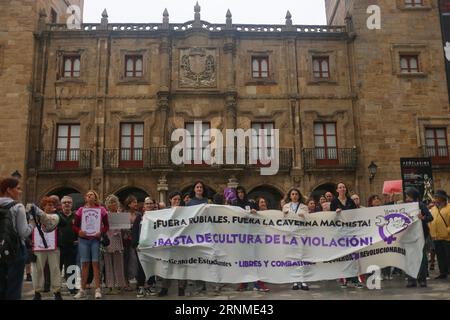 Gijon, Espagne. 01 septembre 2023. Gijon, Espagne, 1 septembre 2023 : vue des cinquante personnes qui se sont rassemblées à Gijón lors de la concentration contre Luis Rubiales, le 1 septembre 2023, à Gijón, Espagne. (Photo Alberto Brevers/Pacific Press) crédit : Pacific Press Media production Corp./Alamy Live News Banque D'Images