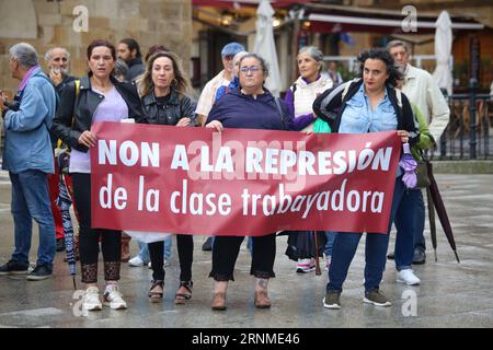 Gijon, Espagne. 01 septembre 2023. Gijon, Espagne, 1 septembre 2023 : plusieurs femmes brandissent une bannière de 'non à la répression de la classe ouvrière' lors du rassemblement contre Luis Rubiales, le 1 septembre 2023, à Gijon, en Espagne. (Photo Alberto Brevers/Pacific Press) crédit : Pacific Press Media production Corp./Alamy Live News Banque D'Images